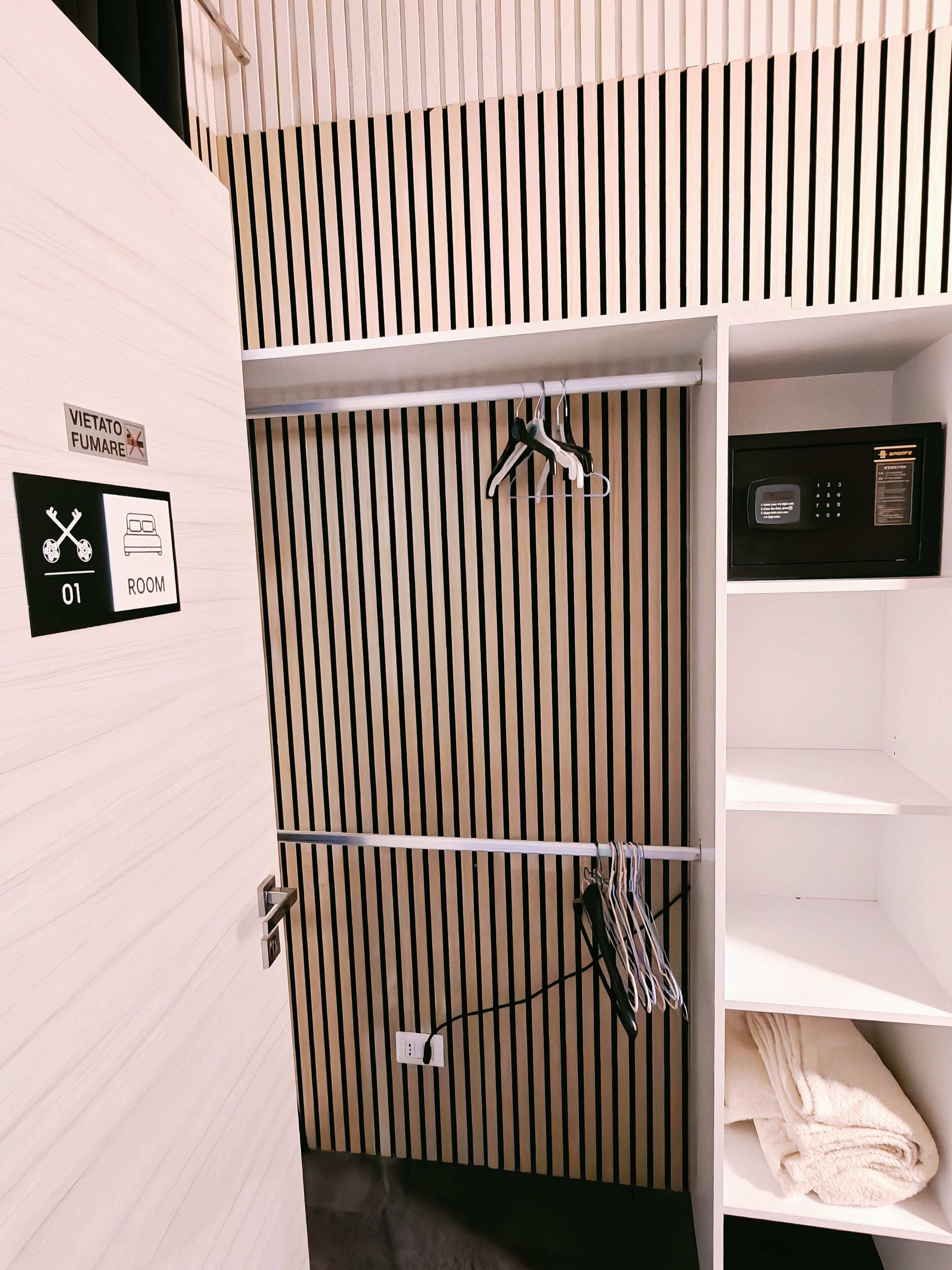 Rom – basic | Skrivebord, blendingsgardiner, strykejern/-brett og wi-fi (inkludert)