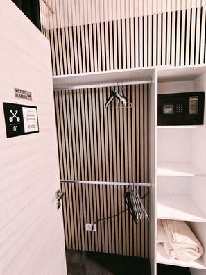 基础客房 | 办公桌、遮光窗帘、熨斗/熨板、免费 WiFi