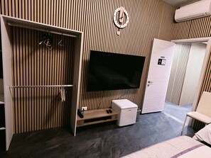 基础三人房 | 办公桌、遮光窗帘、熨斗/熨板、免费 WiFi