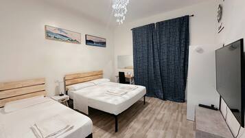 Basic-Dreibettzimmer | Schreibtisch, Verdunkelungsvorhänge, Bügeleisen/Bügelbrett