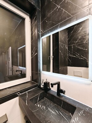 Chuveiro, secador de cabelo, toalhas de banho, shampoo