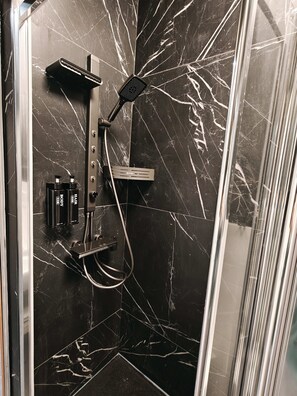 Een douche, een haardroger, handdoeken, shampoo