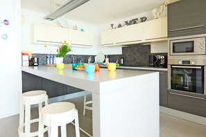 Een koelkast, een microgolfoven, een oven, een kookplaat