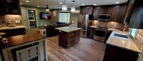 冷蔵庫、電子レンジ、オーブン、コンロ