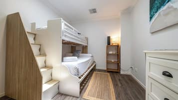 3 habitaciones, tabla de planchar con plancha y cuna de viaje