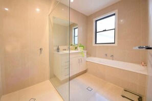Dusche, umweltfreundliche Kosmetikartikel, Handtücher
