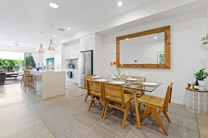 Dining - Abbey's Burleigh Haven. 2 Min Walk to James Street (Burleigh Heads)
