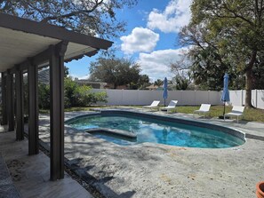 Outdoor pool, pool umbrellas, pool loungers - Bay Crest House Stay for 10! (Tampa)