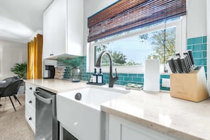 Casa, varias camas, acceso a la piscina, vistas a la piscina (Bay Crest House) | Cocina privada | Frigorífico, microondas, horno y placa de cocina