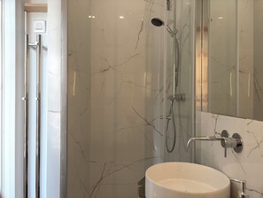 Douche, sèche-cheveux, serviettes fournies