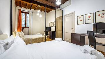 1 habitación, tabla de planchar con plancha y cuna de viaje