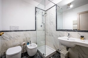 Secadora de cabello, toallas, jabón, shampoo 