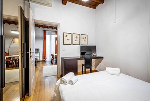 1 habitación, tabla de planchar con plancha y cuna de viaje 