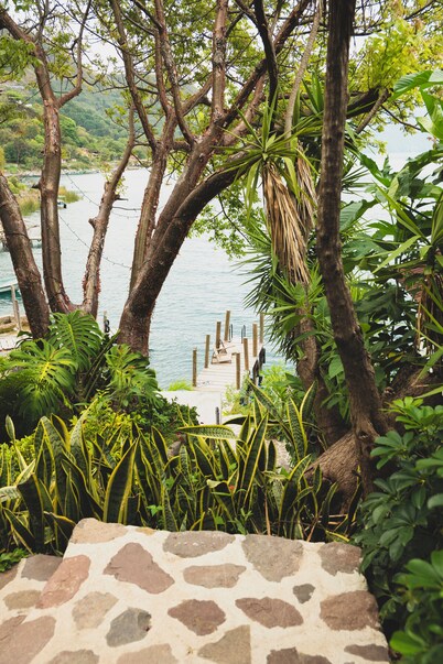 Marvelous brand new, lakefront 2-bedroom house with WiFi in Santa Cruz la Laguna