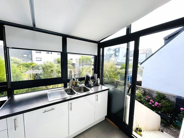 Fridge, microwave, dishwasher, cookware/dishes/utensils