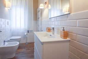 Douche, sèche-cheveux, bidet