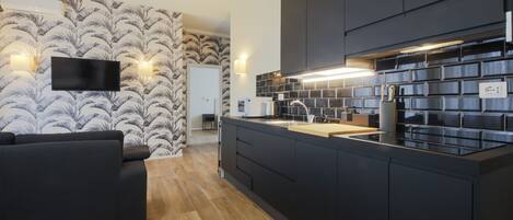 冷蔵庫、電子レンジ、コンロ、コーヒー / ティーメーカー