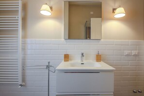 Douche, sèche-cheveux, bidet