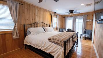 5 bedrooms, desk, travel crib, WiFi