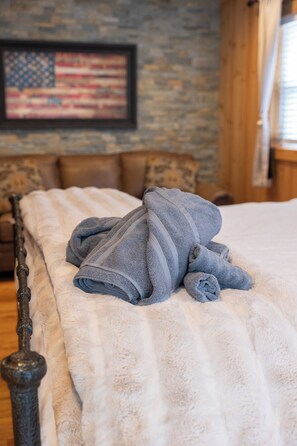 5 bedrooms, desk, travel crib, WiFi