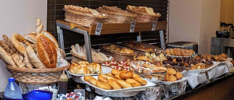 Free daily English breakfast