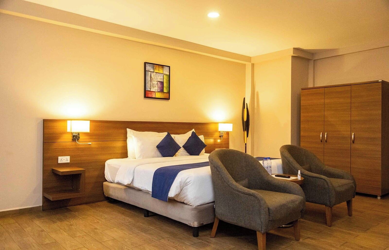 Habitación doble estándar, vista al resort | Minibar, caja de seguridad en la habitación y escritorio 