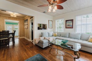 Casa de campo conforto, 2 quartos, vista para o jardim | Área de estar | Smart TV 55 polegadas com canais digitais, Netflix, Hulu