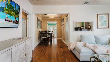 Casa de campo Confort, 2 habitaciones, vista al jardín | Área de sala de estar | Smart TV de 55 pulgadas con canales digitales, Netflix y Hulu