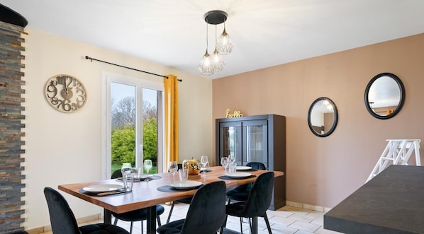 Dining - Gîtes de France® - Gîte La Plage (SAINT JOUIN BRUNEVAL)