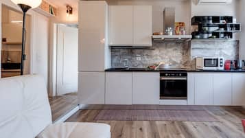 Frigorifero, microonde, forno, piano cottura