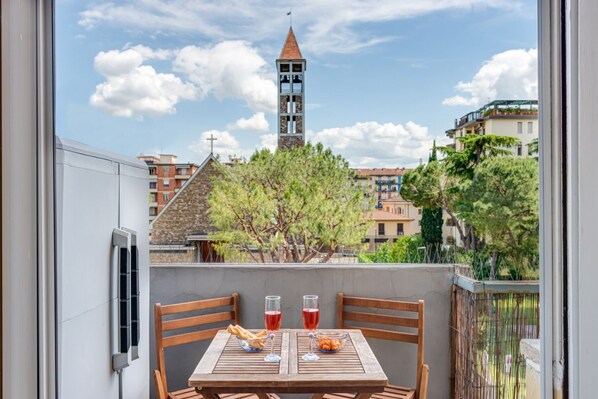 Dining - Bright one-bedroom apartment with large windows, featuring a cozy living area with a fully equipped kitchen, sofa, and TV, a spacious double bedroom, and a separate bathroom. The spaces are well-organized and equipped with modern appliances, including a  (Firenze)