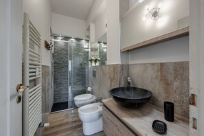 Dusche, Haartrockner, Bidet, Handtücher