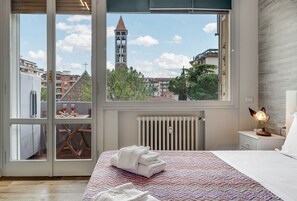 1 bedroom, iron/ironing board, Internet, bed sheets - Bright one-bedroom apartment with large windows, featuring a cozy living area with a fully equipped kitchen, sofa, and TV, a spacious double bedroom, and a separate bathroom. The spaces are well-organized and equipped with modern appliances, including a  (Firenze)