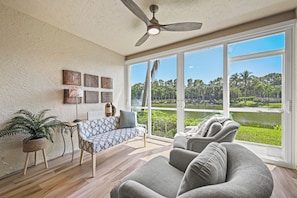 Smart TV - 2-bedroom condo in The Brooks, 5 pools, fitness ctr, reciprocal golf Sept/Oct (Bonita Springs)