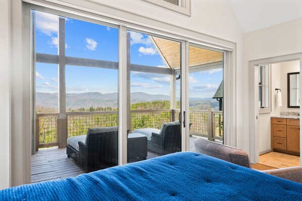 4 bedrooms, free WiFi, bed sheets - Mountain Home with Modern Updates (Boone)