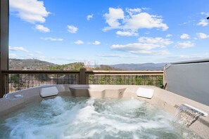 Banyera d'hidromassatge a l'aire lliure