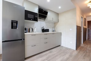 Réfrigérateur, micro-ondes, four, plaque de cuisson