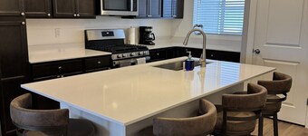 3-bedroom house, 4 minutes from airport, 5 minutes from Bozeman, Outdoor Hot Tub