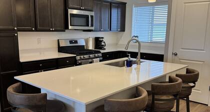 3-bedroom house, 3 minutes from airport, 5 minutes from Bozeman, Outdoor Hot Tub