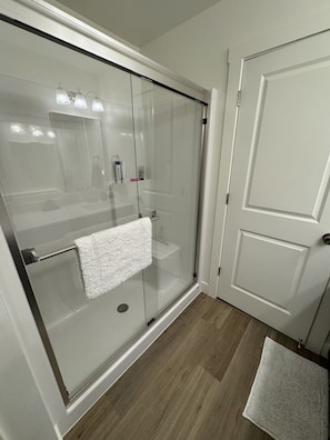 Shower, hair dryer, towels, soap - 3-bedroom house, 4 minutes from airport, Outdoor Hot Tub. Last minute discounts (Belgrade)