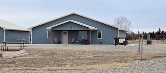 One4-bedroom cabins with WiFi and AC in Crofton, NE. Reserve for one night/more.