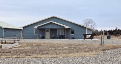 One4-bedroom cabins with WiFi and AC in Crofton, NE. Reserve for one night/more.