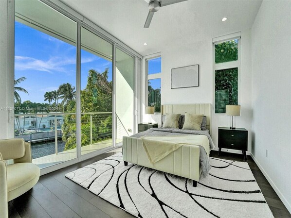 4 chambres, bureau, fer et planche à repasser, lit de bébé portatif