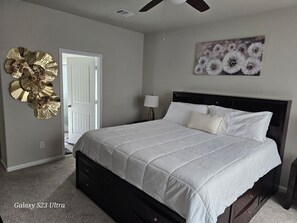 4 slaapkamers, een strijkplank/strijkijzer, wifi