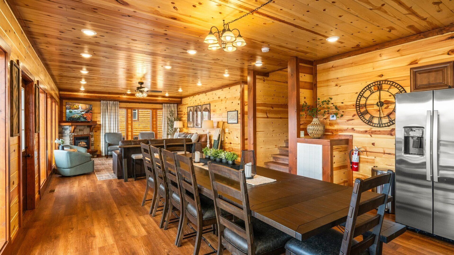 L’intérieur d’une cabane en rondins comprend un coin repas, une cuisine et une cheminée.
