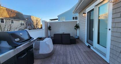 Waterfront spacious 5-bedroom bungalow on Plum Island, Newburyport with WiFi, AC