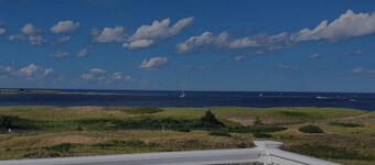 Waterfront spacious 5-bedroom bungalow on Plum Island, Newburyport with WiFi, AC