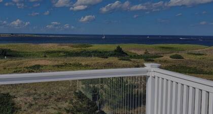 Waterfront spacious 5-bedroom bungalow on Plum Island, Newburyport with WiFi, AC