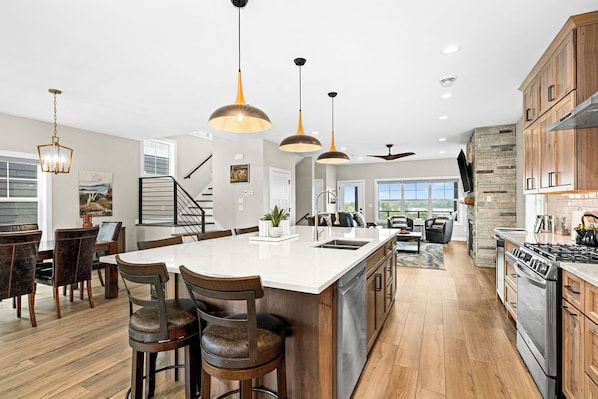 KĂŒhlschrank, Mikrowelle, Ofen, Herdplatte