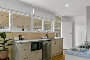 冷蔵庫、電子レンジ、オーブン、コンロ